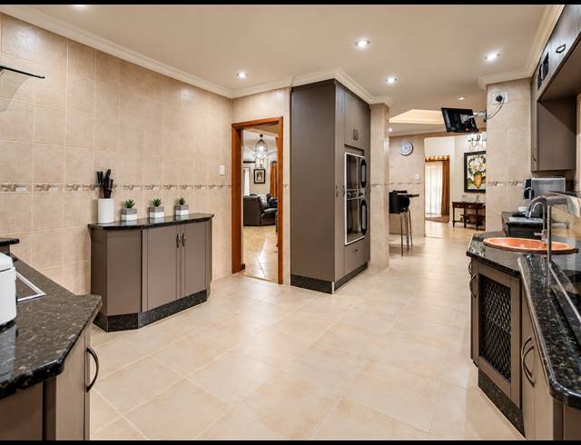 6 BEDROOM HOUSE FOR SALE IN THREE RIVERS